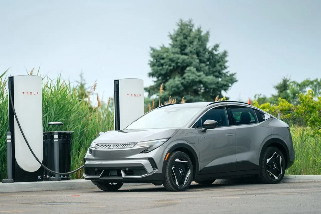 Два в одном: электрокросс Mitsubishi Eclipse Sportback получил порты от Tesla и Nissan