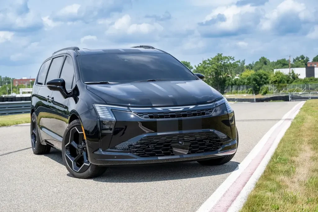 Chrysler презентував екстремальні концепційні мінівени Pacifica