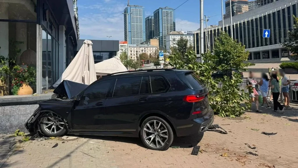ДТП у Києві за участю двох автомобілів BMW ДТП у Києві за участю двох автомобілів BMW