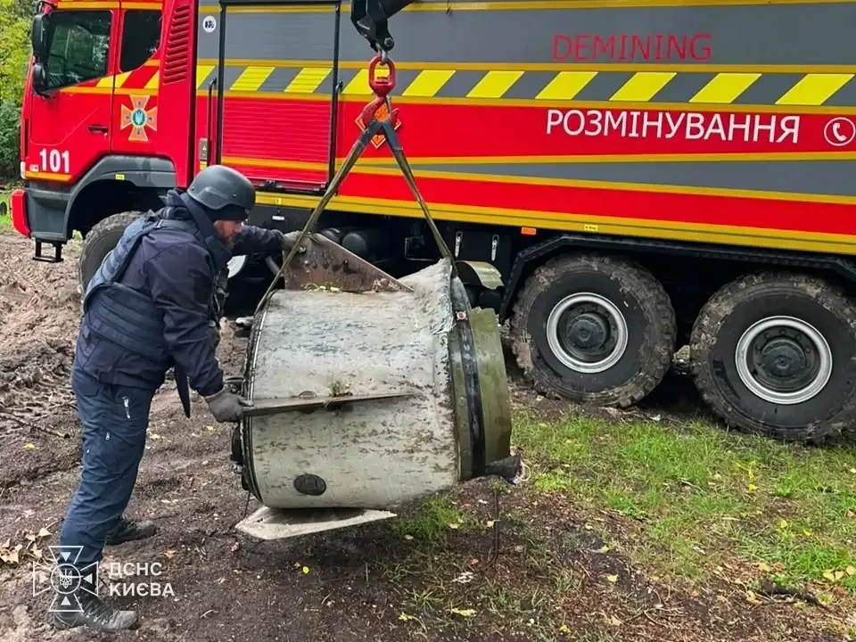 В Киеве задействовали пиротехнический автомобиль ПМ-В для извлечения обломков «Искандер-М»