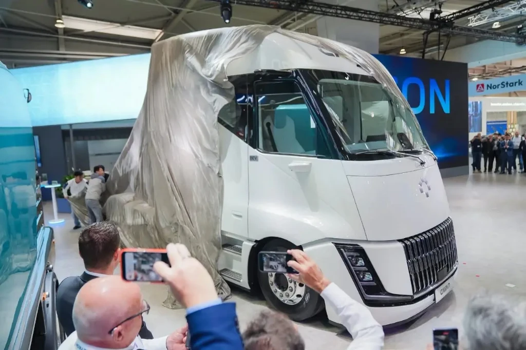 Компания Foton представила аэродинамичный тягач с дизайном Tesla Semi