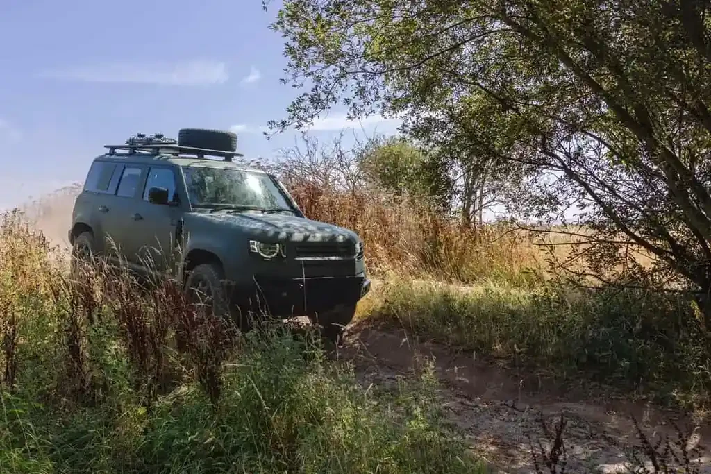Представлен военный внедорожник Defender Wolf Series II