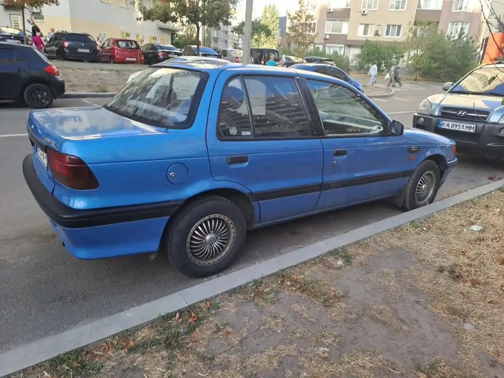 Як у Києві зберігся популярний японський седан початку 90-х