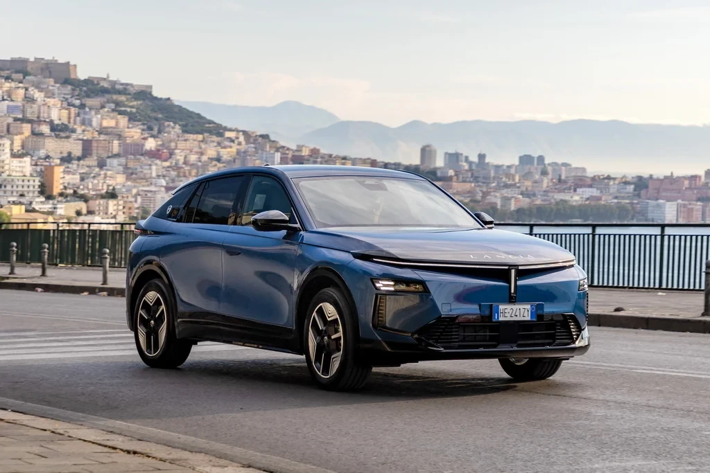 На Парижском автосалоне презентовали новый флагман Lancia Gamma