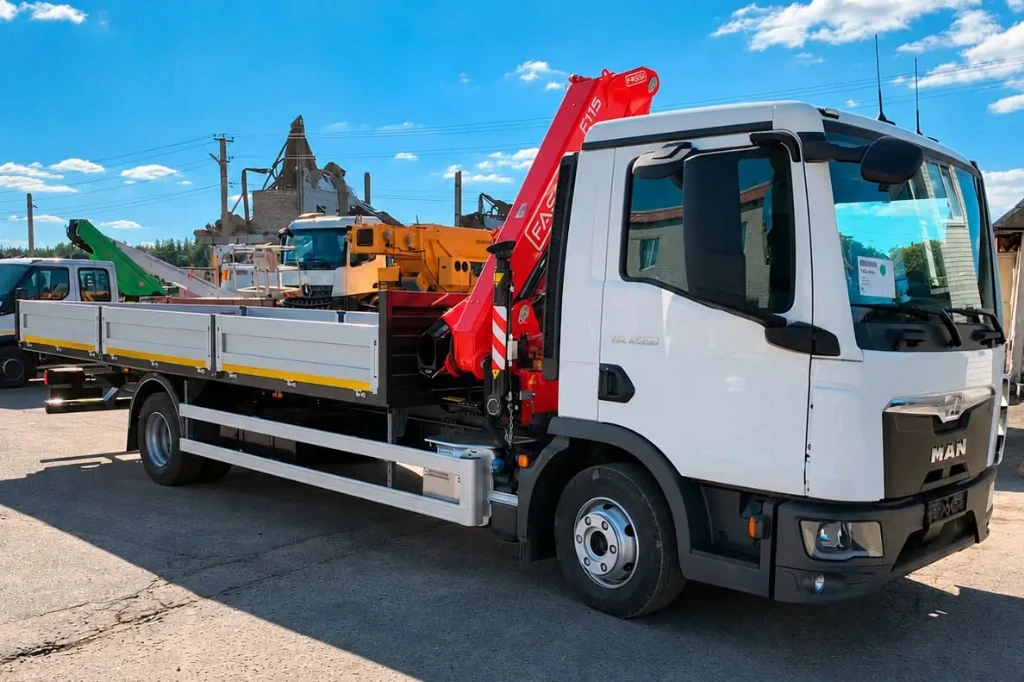 Энергетикам поставили грузовик MAN TGL c краном-манипулятором Fassi