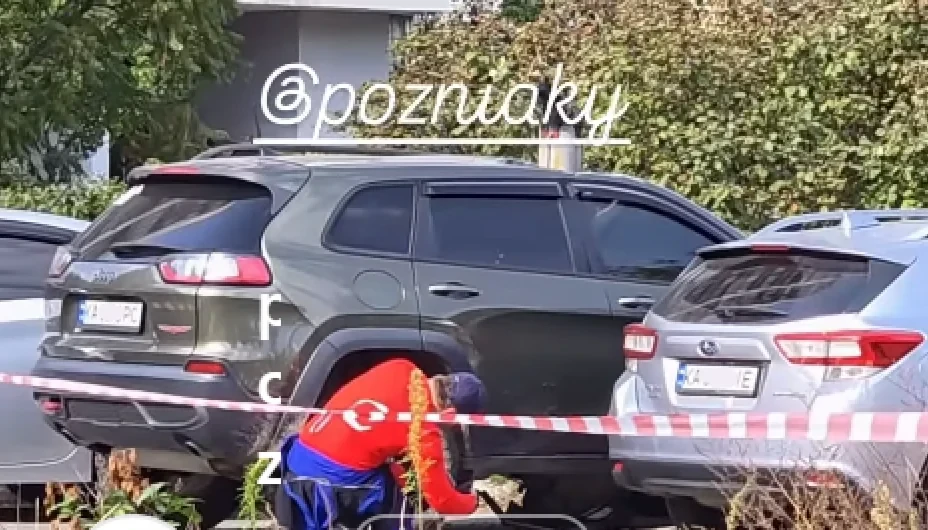В Киеве автомобиль был насквозь пробит беспилотником (ВИДЕО)
