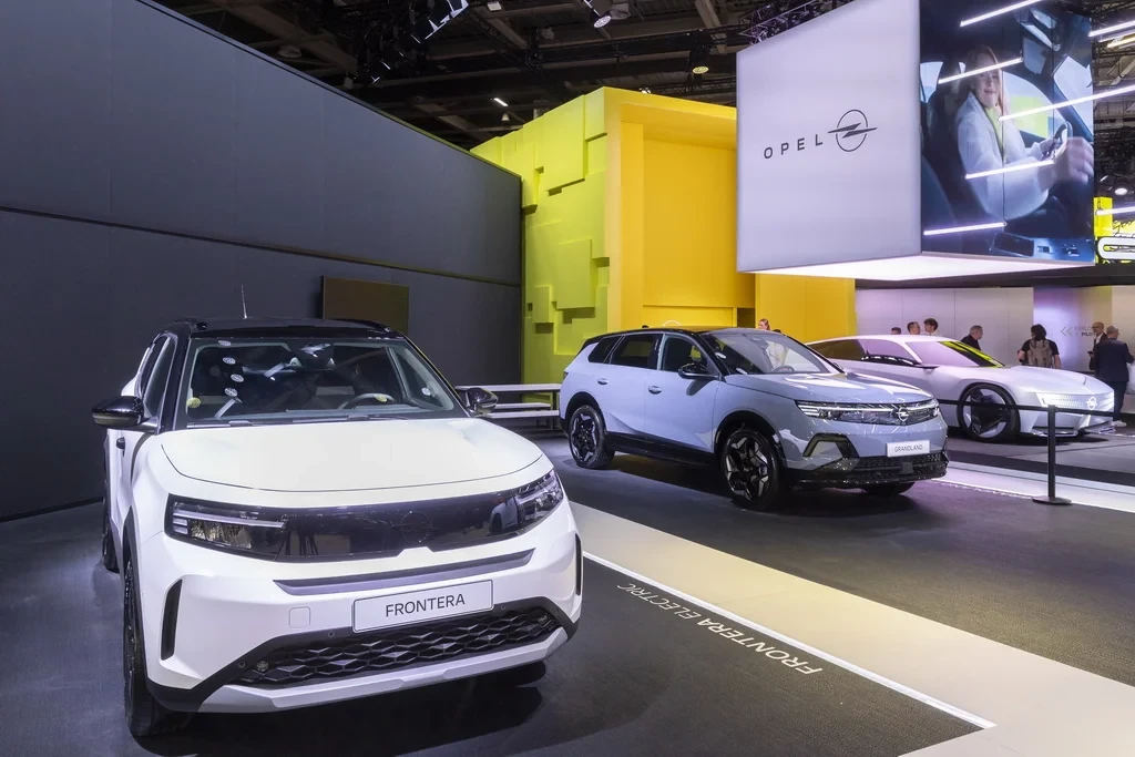 Opel привіз до Парижу сімейство кросоверів
